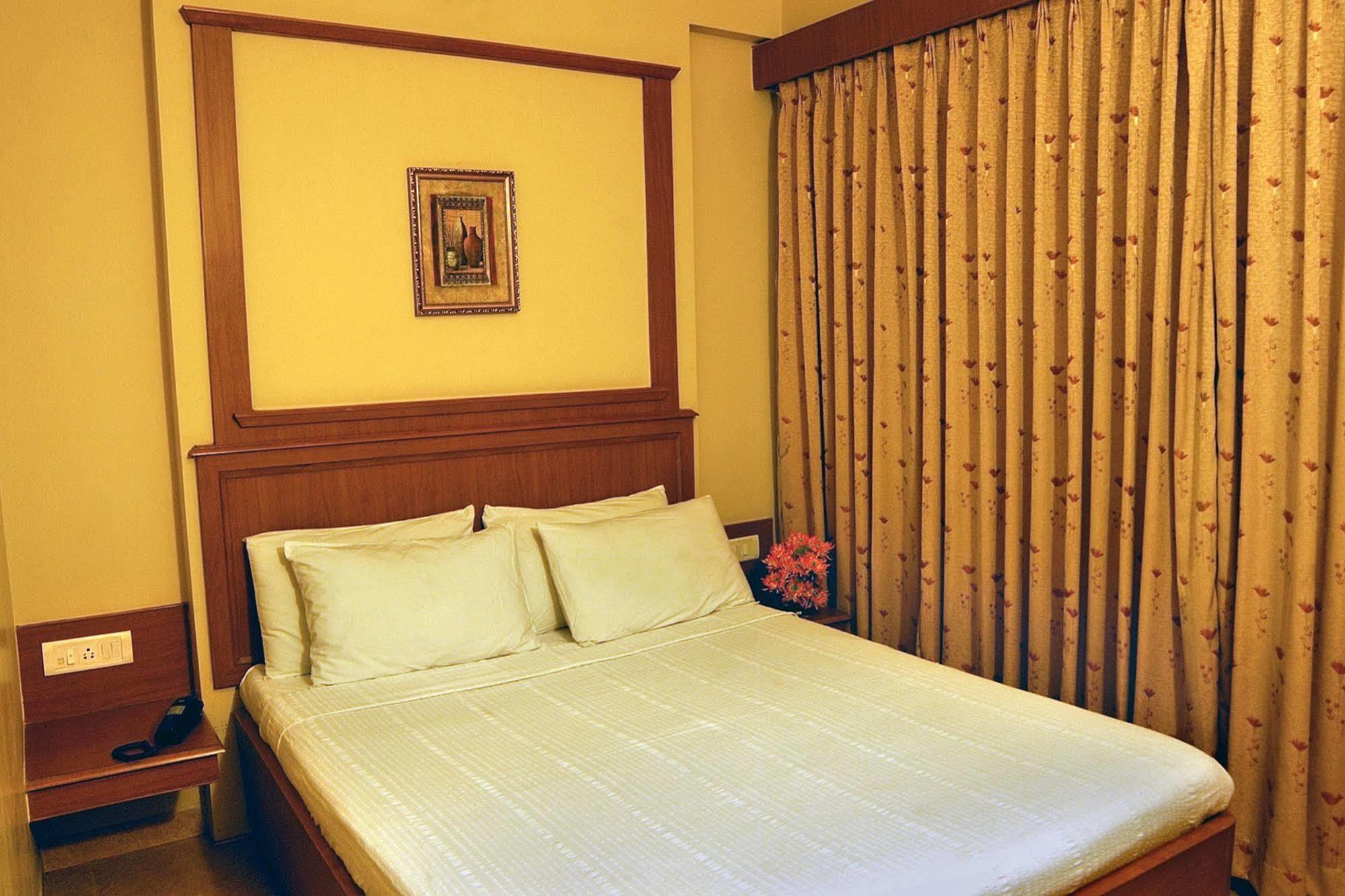 Hotel Roopa Мисор Екстериор снимка